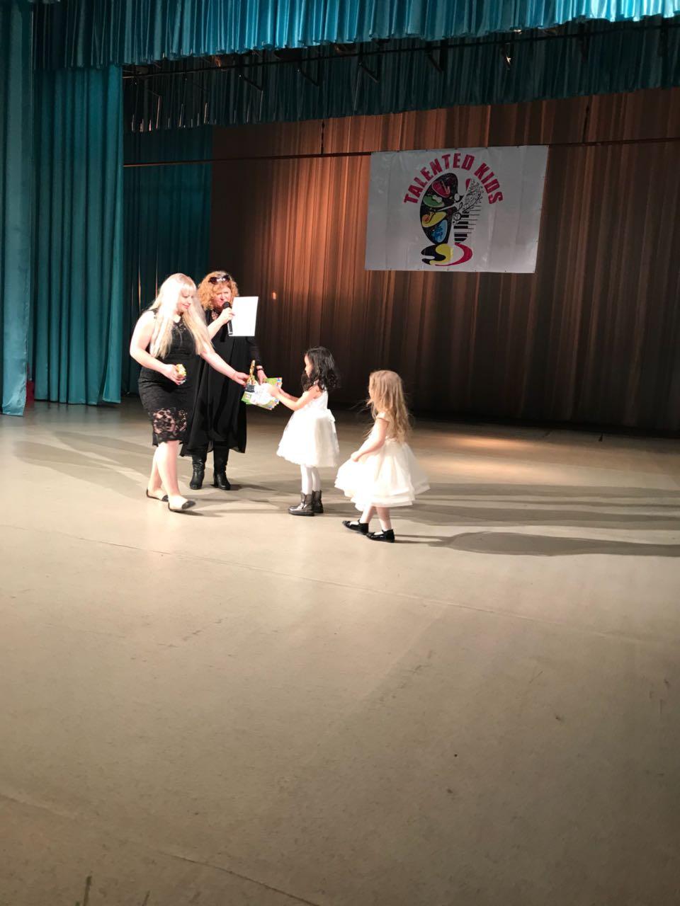 Республикалық конкурс TALENTED KIDS Республиканский конкурс 25.02.2018г Средняя группа "Күншуак"Дуэт Денисова Стефания и Абдыкадыр Лаура Вокал І-место