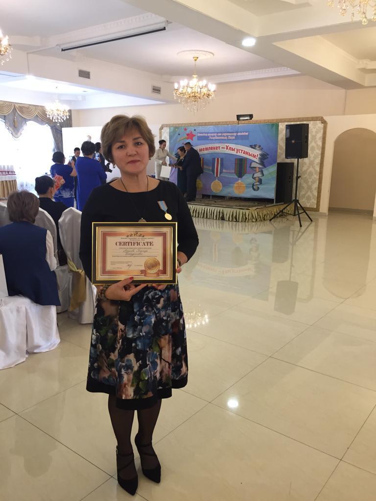 Еліміздің оқу-ағарту ісіне сіңірген еңбегі үшін "Білім беру саласының үздігі" құрметті атағымен марапатталады. 01.10.2018 ж