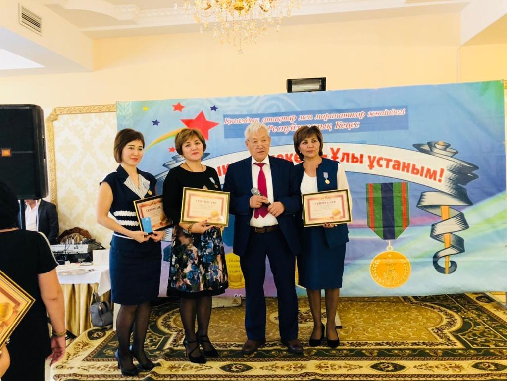 Еліміздің оқу-ағарту ісіне сіңірген еңбегі үшін "Білім беру саласының үздігі" құрметті атағымен марапатталады. 01.10.2018 ж